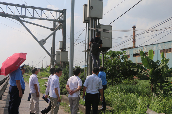 Đoàn công tác kiểm tra hệ thống xử lý dữ liệu