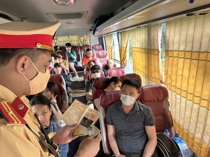 Tổ công tác đội CSGT số 2 - Hòa Bình kiểm tra xe khách