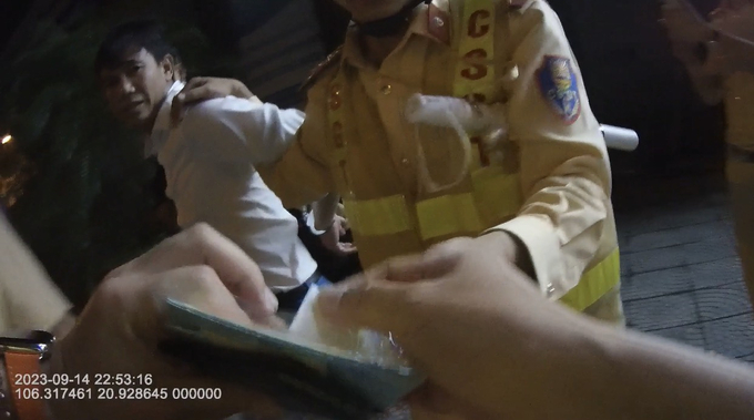 Đối tượng Trần Mạnh Hùng (áo trắng) bị lực lượng chức năng khống chế