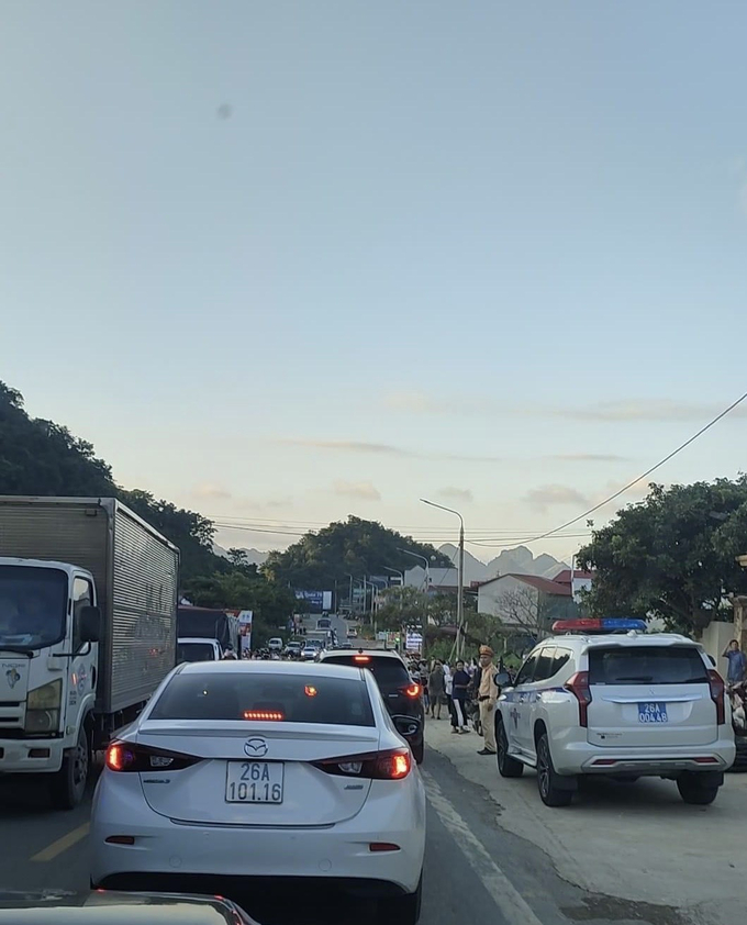 Rất đông người dân đứng xem vụ tai nạn