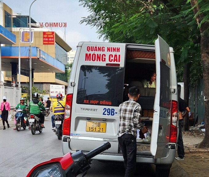 Trước trạm xăng dầu Petrolimex 67 luôn tập nập các xe chèo kéo, bắt khách
