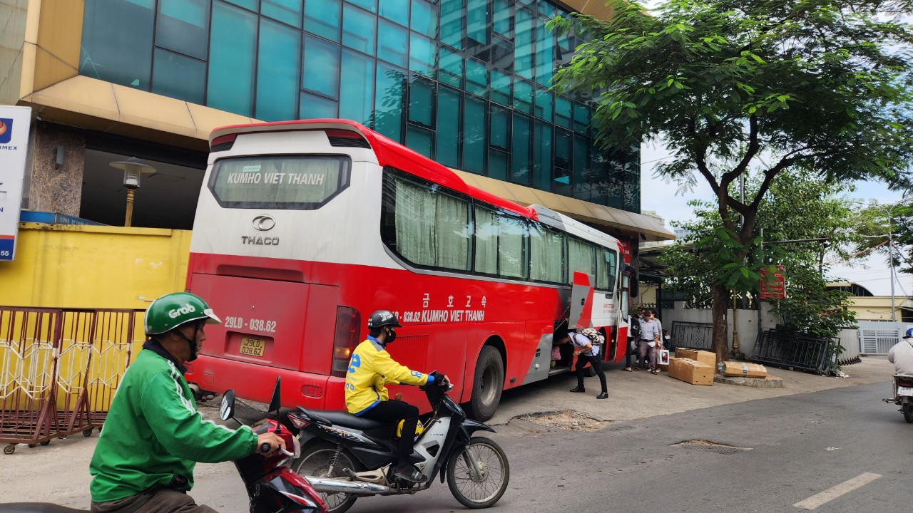 Các phương tiện của hãng xe Kumho Việt Thanh được cấp phép hoạt động tuyến cố định, lộ trình BX Mỹ Đình - Cẩm Phả - Bãi Cháy (Quảng Ninh). Tuy nhiên, sau khi xuất bến, thay vì chạy thẳng theo lộ trình cấp phép, thì các xe này lại bẻ lộ trình quay về văn phòng đón thêm khách và bốc xếp hàng hoá.
