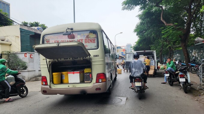 Không chỉ lập bến cóc trái phép tại văn phòng, các xe khách của nhà xe Cường An còn dừng giữa đường bốc hàng, đón trả khách gây cản trở giao thông