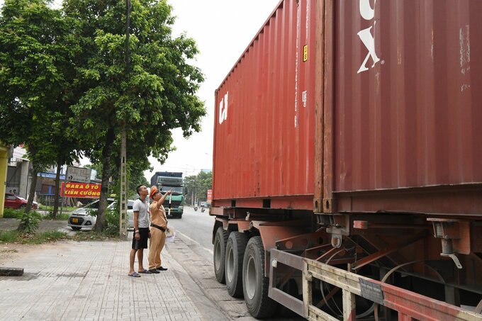 Lực lượng chức năng kiểm tra xe container