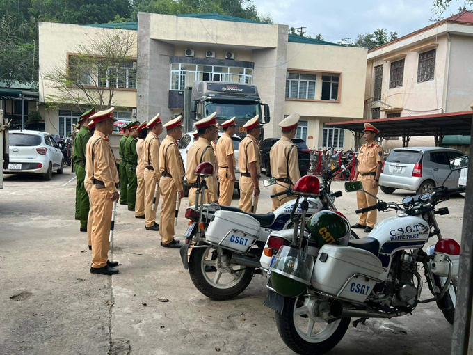 Đội CSGT-TT, Công an TP. Hoà Bình ra quân xử lý các trường hợp vi phạm