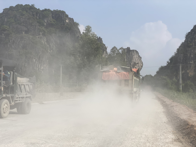 Bụi bẩn mịt mù do các xe tải nặng mang lại