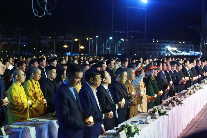 Hàng trăm ngọn nến được các đại biểu thắp lên, tưởng niệm các nạn nhân tử vong vì TNGT