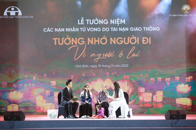 Bà Bùi Thị Lan ngậm ngùi kể lại, con dâu bà chị Vũ Thị Hường (SN 1986) đã tử vong sau vụ tai nạn giao thông liên hoàn giữa 2 ô tô và một xe máy, xảy ra lúc 2h30 sáng ngày 6/6/2023 tại đường Hữu Nghị (TP Hoà Bình) để lại 2 con thơ.