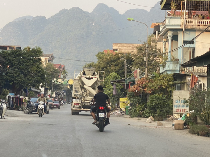 Người dân không đội mũ bảo hiểm khi tham gia giao thông trên địa bàn huyện Kim Bôi.