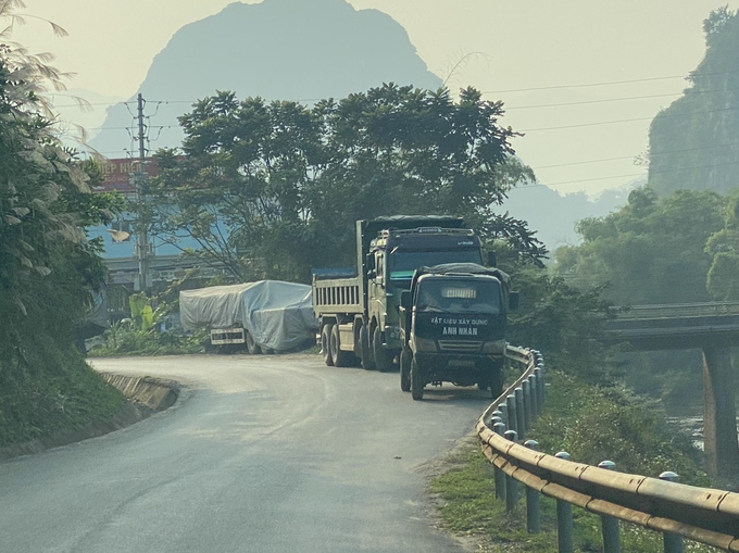 Những chiếc xe tải dừng đỗ trái đường ngay khúc cua gây mất ATGT từ nhiều năm nay mà không bị xử lý