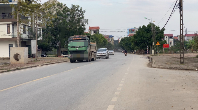 Phớt lờ biển 10 tấn, xe Howo hoạt động ngay trước cổng Công an huyện
