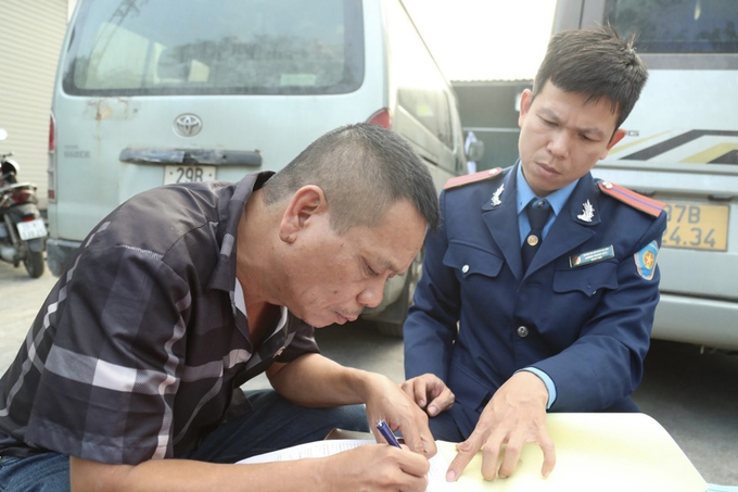 Lực lượng chức năng lập biên bản đối với vi phạm của Công ty CP Đầu tư Kinh doanh Địa ốc Phương Đông.