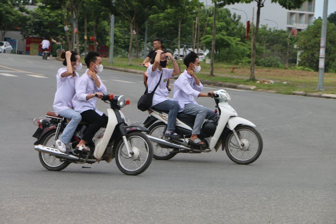 Hiện tượng học sinh không đội mũ bảo hiểm, điều khiển xe trên 50cc vẫn còn ở nhiều địa phương