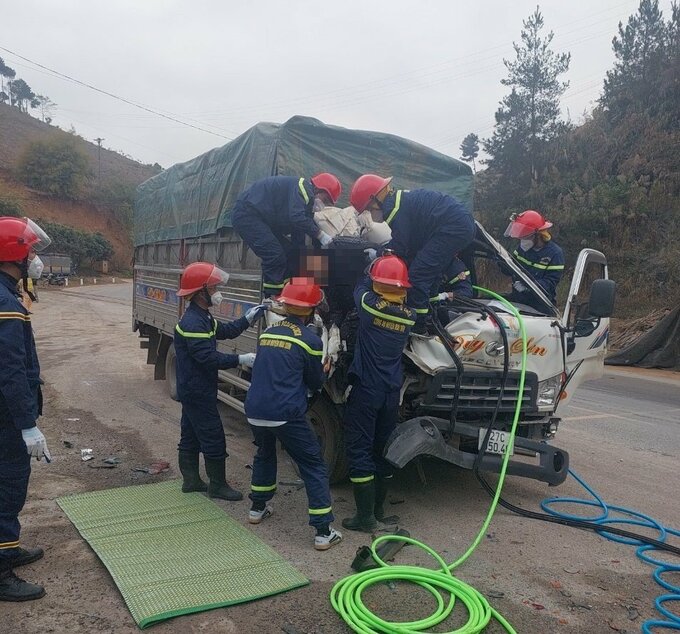 Lực lượng chức năng đưa nạn nhân ra khỏi xe
