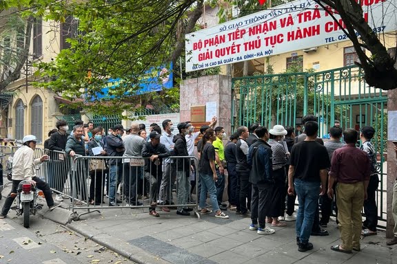 Mỗi ngày, cơ sở 16 Cao Bá Quát tiếp nhận và xử lý hơn 300 trường hợp cấp đổi giấy phép lái xe.