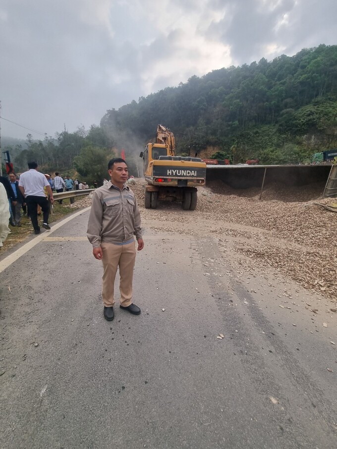 Đến 8h30 phút sáng 22-3, QL.279 mới thông một làn.