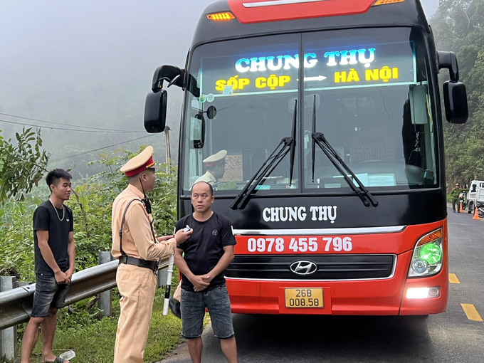 Đội CSGT - TT huyện Sốp Cộp thường xuyên kiểm tra nồng độ cồn trên các tuyến được quản lý