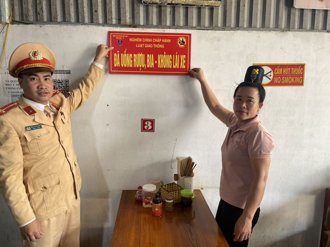 Các quán ăn trên địa bàn ký cam kết tuyên truyền, vận động khách đến ăn uống không điều khiển phương tiện khi đã sử dụng rượu, bia