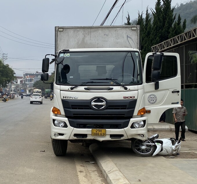 Hiện trường vụ tai nạn tại tiểu khu 10, thị trấn Mộc Châu, huyện Mộc Châu, tỉnh Sơn La