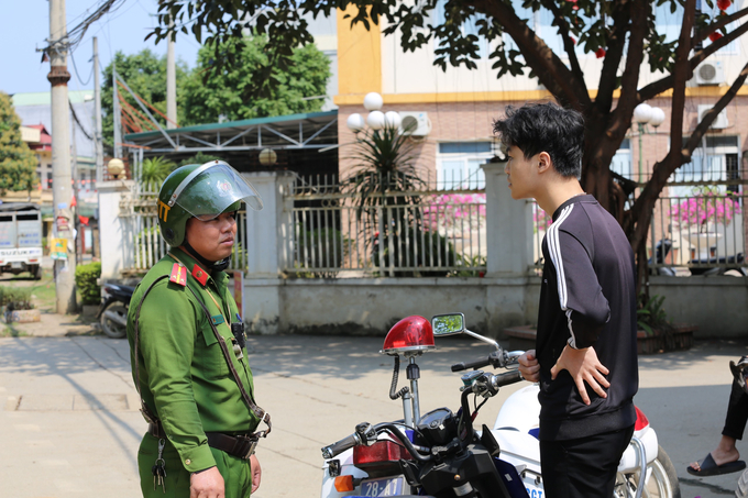 Lực lượng CSGT -CSTT nhắc nhở các trường hợp vi phạm