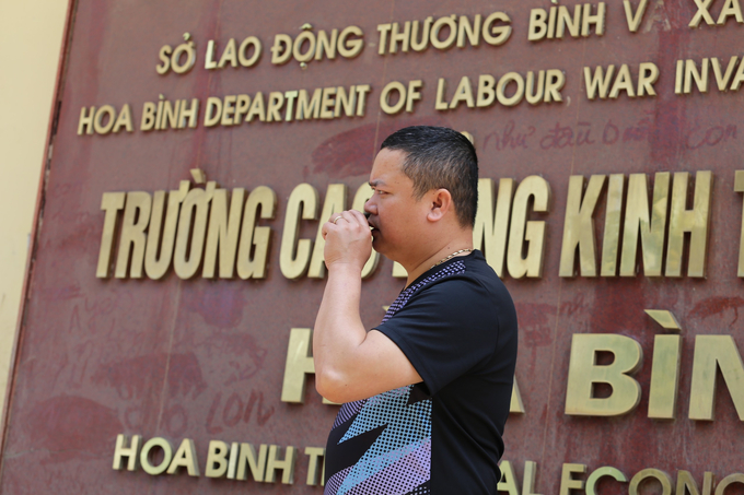 Chiến sĩ hóa trang sẽ điện đàm cho tổ công tác làm nhiệm vụ trên đường dừng phương tiện và có các biện pháp xử lý