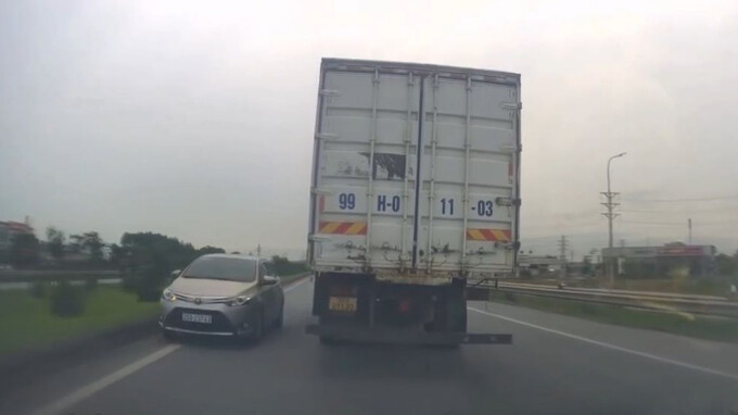 Ảnh cắt từ clip xe đi ngược chiều.