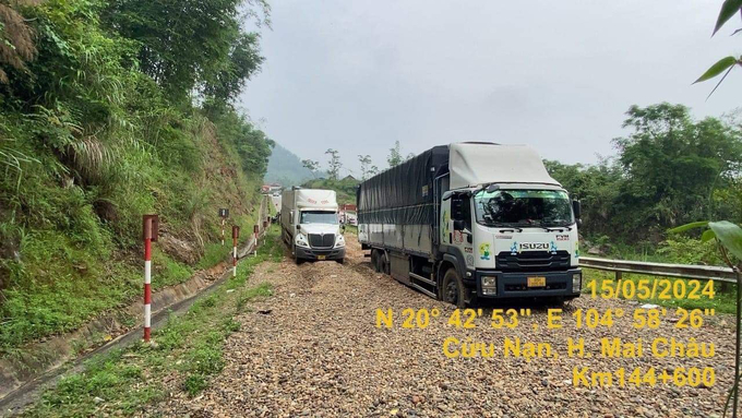 Hai chiếc xe tải được đường cứu nạn trên QL6 cứu cánh