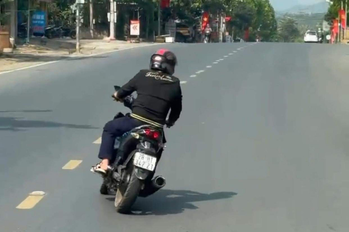 Nam thanh niên bị xử lý vì hành vi đánh võng trước đầu xe khách