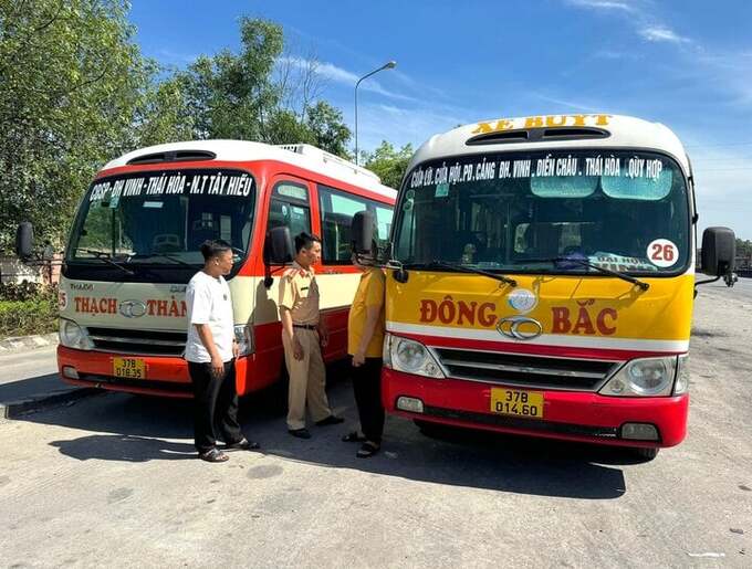 Hai tài xế xe buýt bị triệu tập sau hành vi lạng lách, đánh võng trên quốc lộ 1A