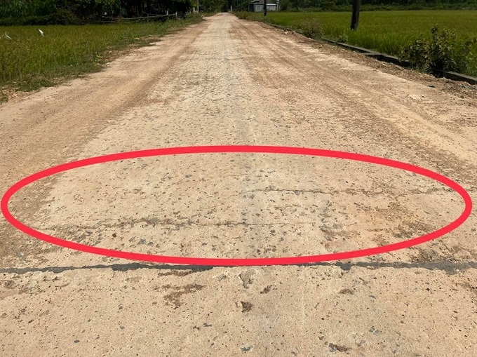 Tuyến đường vừa mới đưa vào dụng đã xuất nhiều vị trí mặt đường bê tông bị nứt kéo dài.