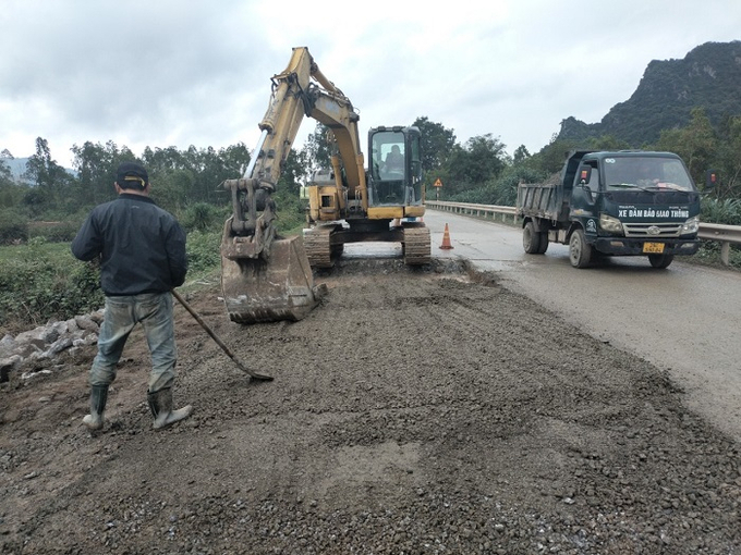 Đơn vị thi công nhanh chóng huy động máy móc, nhân lực, loại bỏ các tấm bê tông xi măng bị hư hỏng.