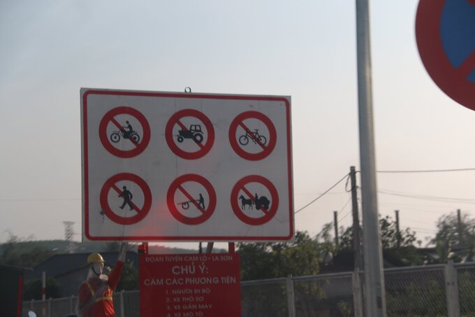 Dù hệ thống biển báo trên cao tốc Cam Lộ - La Sơn đã được gắn, tuy nhiên, vẫn ghi nhận tình trạng người dân đi bộ, điều khiển xe mô tô và có vật nuôi chạy vào tuyến đường này.