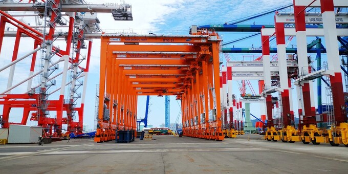 9 cẩu khung e-RTGs (sử dụng điện năng) được sản xuất tại nhà máy Mitsui E&S Machinery Nhật Bản
