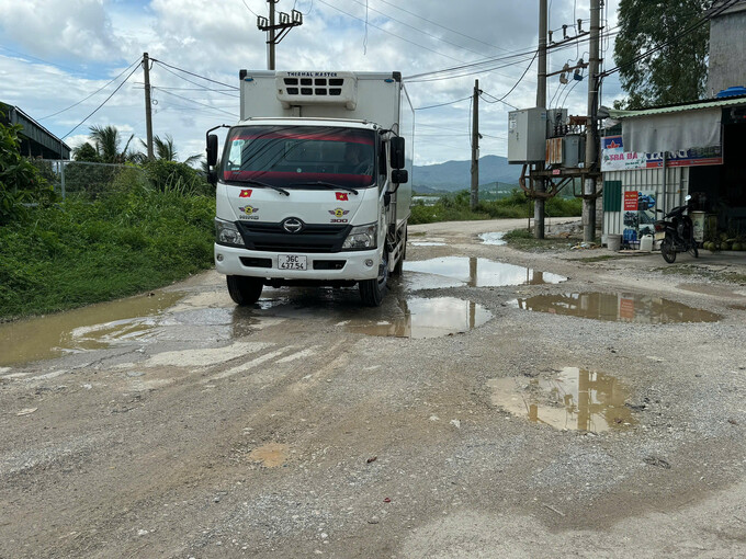 Các phương tiện di chuyển khó khăn vì những 'ổ voi, ổ gà' trên tuyến. Ảnh: Lê Dũng.