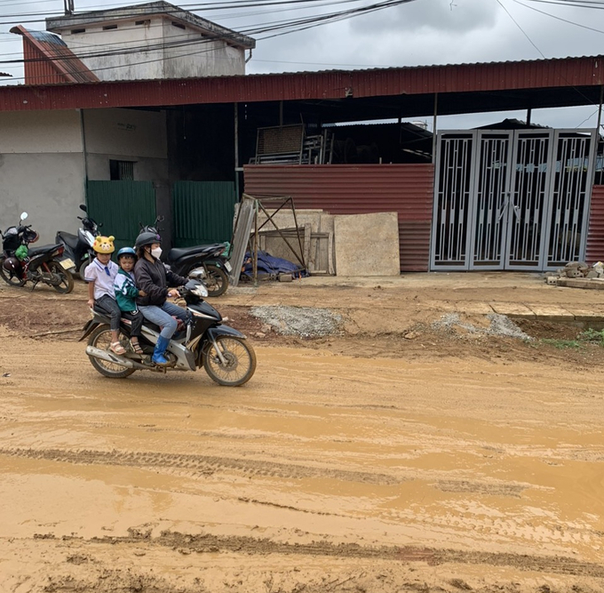Phụ huynh và học sinh khốn khổ mỗi khi đi qua đoạn đường này