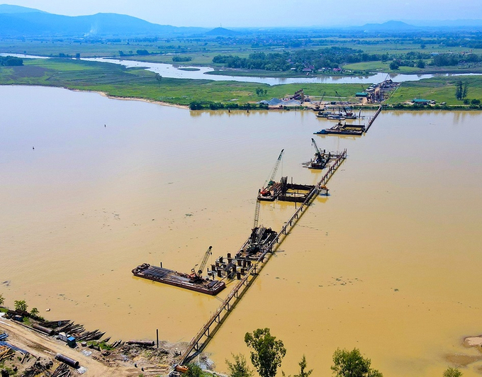Cầu Hưng Đức bắc qua sông Lam nối hai tỉnh Nghệ An - Hà Tĩnh