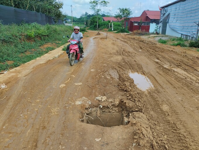Hố ga giữa đường không có nắp, không có cảnh báo ATGT