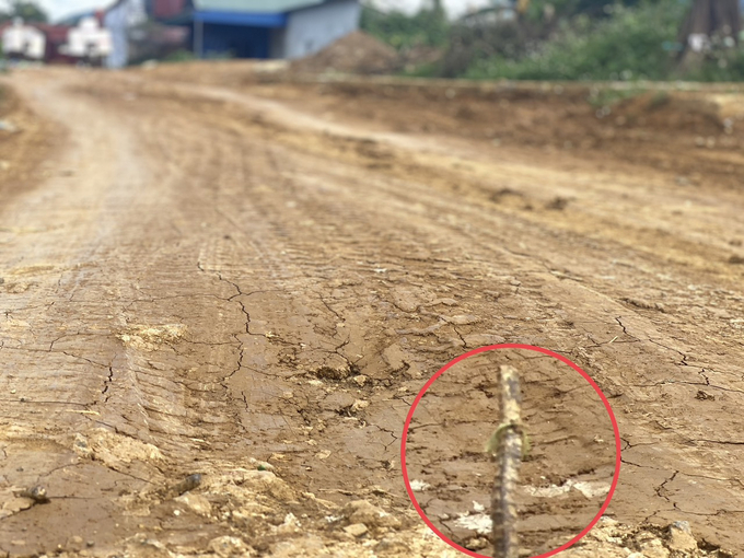 Những cọc sắt sắc nhọn cắm chắc dưới những chiếc nắp hố ga bằng bê tông cao hơn mặt đường hàng chục cm
