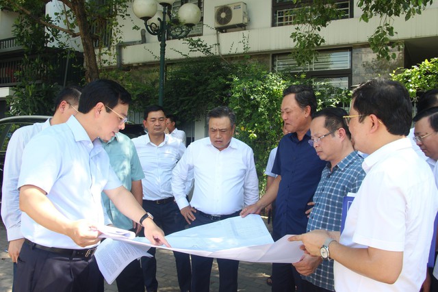 Chủ tịch UBND TP. Hà Nội Trần Sỹ Thanh kiểm tra tiến độ dự án xây dựng trường Tiểu học - THCS Tân Mai (phường Tân Mai, quận Hoàng Mai)