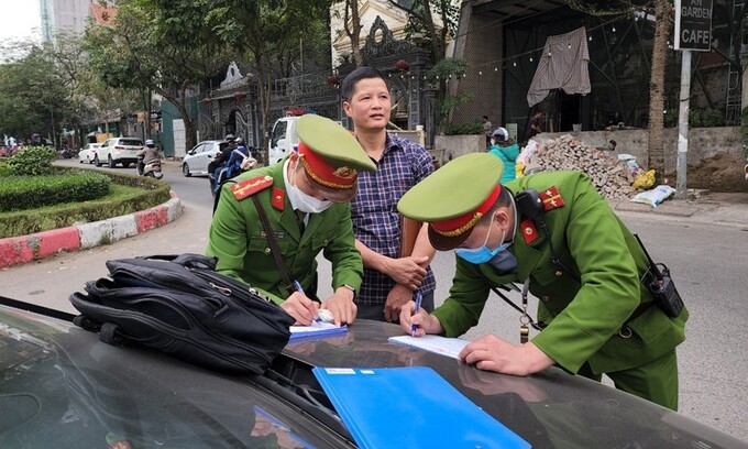 Giải quyết dứt điểm các trường hợp đỗ xe, trông giữ xe ô tô, xe máy không đúng quy định, đặc biệt là trên các tuyến phố, khu vực điểm nóng về ùn tắc giao thông.