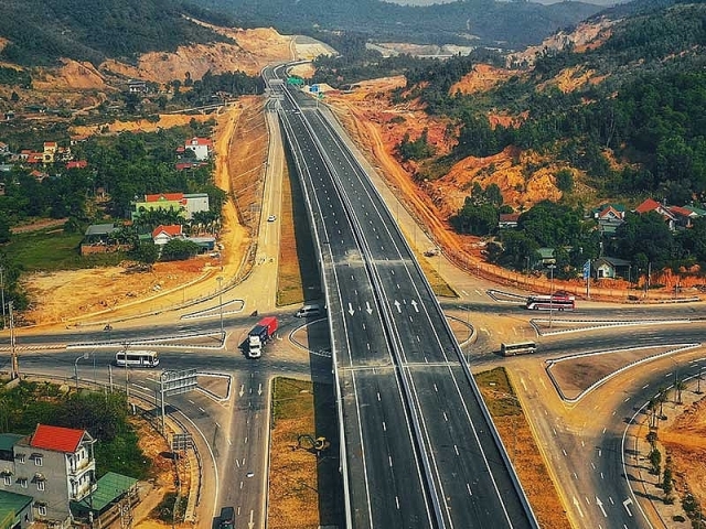Hiện tại đang thi công các lớp móng, mặt đường, đồng thời để bù đắp lại những thiếu hụt những chậm trễ trong thời gian qua, đơn vị đã tổ chức các mũi thi công riêng biệt để tránh chồng chéo. Ảnh Internet