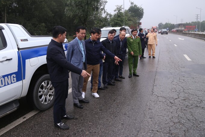 Đoàn cơ quan chức năng kiểm tra hiện trạng quốc lộ 1A đoạn Nam cầu Bến Thủy tới Bắc tuyến tránh TP Hà Tĩnh