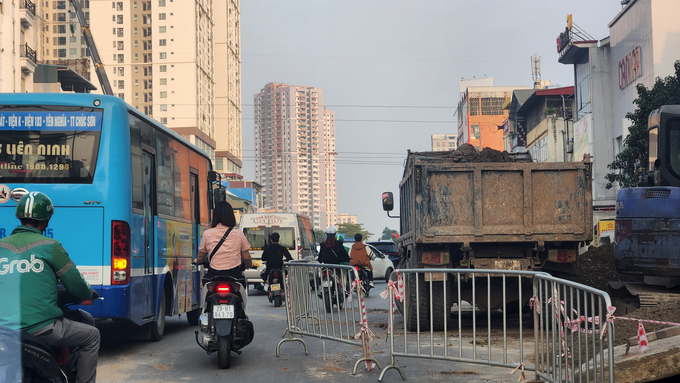 Xe tải phục vụ dự án không tuân thủ quy định về tải trọng, thiếu biện pháp che chắn đảm bảo vệ sinh môi trường.