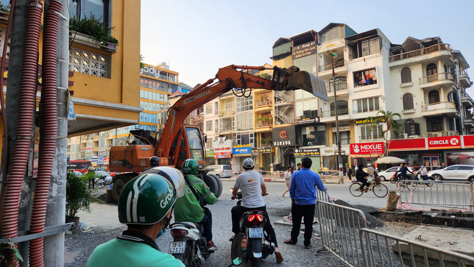 Máy xúc vươn gầu hoạt động cản trở phương tiện lưu thông qua ngõ 24 Kim Đồng.