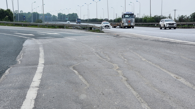Mặt đường xuống cấp, khiến việc lưu thông gặp nhiều khó khăn, tiềm ẩn nguy cơ TNGT.