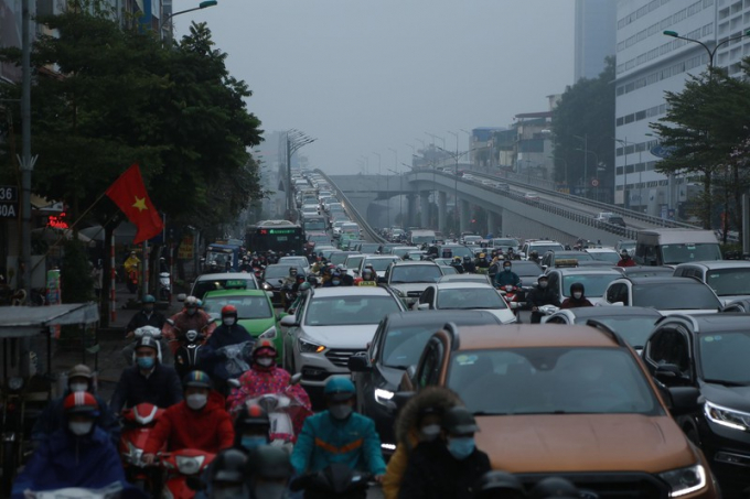 Thời tiết mưa rét những ngày đầu người dân trở lại đi làm
