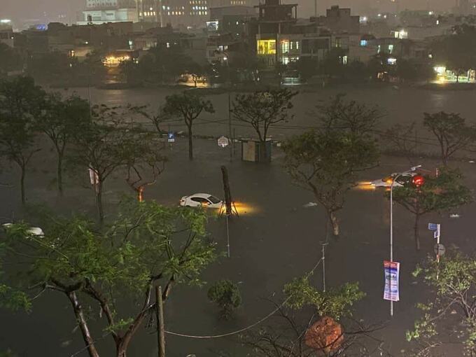 Có nơi ngập sâu trên 1,5m, mọi phương tiện giao thông đều tê liệt