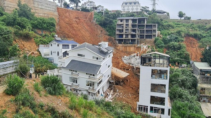 Nhiều điểm bị sạt lở, khiến nhà cửa người dân bị hư hỏng