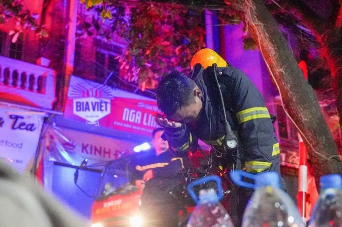 Khoảng 15 xe chữa cháy cùng hàng trăm cán hộ chiến sĩ phòng cháy chữa cháy đã được điều đến hiện trường để dập lửa