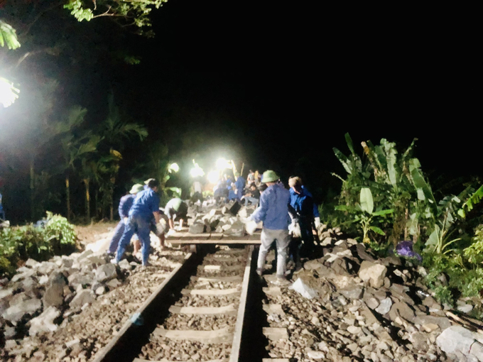 Đến 21h tối ngày 8/10, tuyến đường sắt Hà Nội - Lào Cai đoạn qua Yên Bái đã thông trở lại